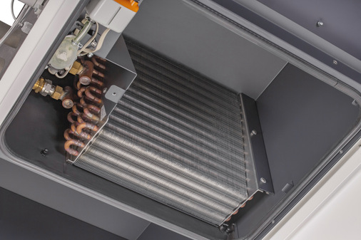 Kampmann: Zur einfachen Reinigung lässt sich der Fan Coil KaCool D HC leicht öffnen, der Wärmeübertrager ist von beiden Seiten erreichbar.