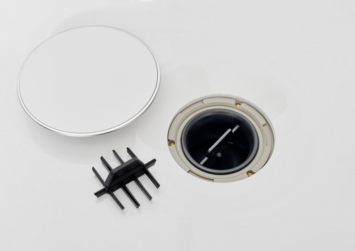Geberit: Für den 90-mm-Standardablauf der Acryl-Duschfläche Nemea gibt es eine Ablaufabdeckung mit Chromrand und einen Kammeinsatz unter der Ablaufabdeckung.
