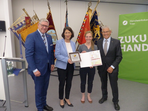 Das Passivhaus-Zertifikat für den Campus Handwerk der HWK Trier überreichen Staatsministerin Daniela Schmitt (2.v.l.) und Jessica Grove-Smith vom Passivhaus Institut (2.v.r) an Hauptgeschäftsführer Axel Bettendorf (l.) sowie Präsident Rudi Müller (r.). 