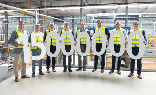 Von links nach rechts Ehrengäste und Vertreter der Kermi GmbH: Hans Schmalhofer (Bürgermeister Stadt Plattling), Bernd Sibler (Landrat Landkreis Deggendorf), Reiner Habermann (Geschäftsführer/CSO), Jürgen Weitganz (Fertigungsleiter Sanitär), Elmar Limmer (Technischer Leiter BU Glaslösungen), Knut Bartsch (Vorsitzender der Geschäftsführung), Rudolf Kerschl (Vorsitzender Betriebsrat), Robert Hitzenberger (Vertriebsleiter Sanitär (D – A – CH)). - © Kermi
