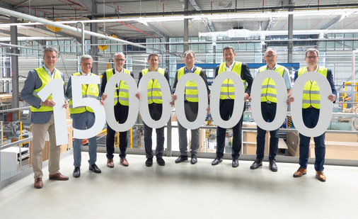 Von links nach rechts Ehrengäste und Vertreter der Kermi GmbH: Hans Schmalhofer (Bürgermeister Stadt Plattling), Bernd Sibler (Landrat Landkreis Deggendorf), Reiner Habermann (Geschäftsführer/CSO), Jürgen Weitganz (Fertigungsleiter Sanitär), Elmar Limmer (Technischer Leiter BU Glaslösungen), Knut Bartsch (Vorsitzender der Geschäftsführung), Rudolf Kerschl (Vorsitzender Betriebsrat), Robert Hitzenberger (Vertriebsleiter Sanitär (D – A – CH)). 