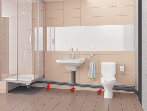 Jung Pumpen: Vorher fließt das Duschwasser in freiem Gefälle aus der hohen Duschwanne in das Abwasserohr in der Wand.