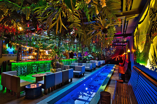 Raucher Lounge, Pool und Tiki Bar: Überall im Club überraschen zahllose verspielte Details, wild, bunt und scheinbar willkürlich zusammengewürfelt.