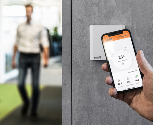 Mit der App Belimo Display können die aktuellen Raumwerte angezeigt oder Sollwerte verändert werden. - © Belimo / René Gaens
