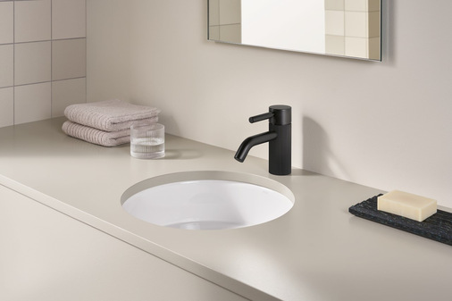 Dornbracht: Meta in Mattschwarz mit linearer Struktur.