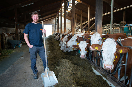 Landwirt Alexander Kuhn führt den Betrieb bereits in 7. Generation. - © Kostal
