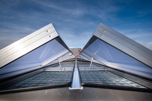 Bei einer Lüftungsstellung von 90° sorgen die Doppelklappenlüfter für einen optimalen Luftaustausch der Bibliothek.