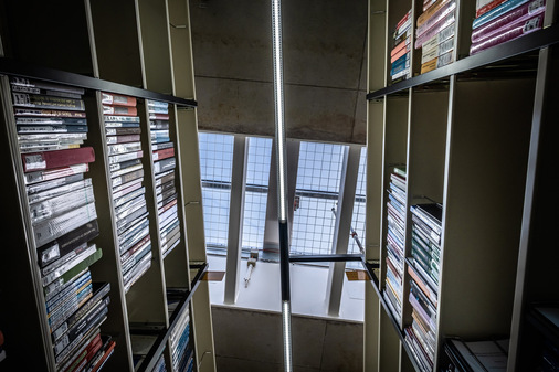 Im geschlossenen sowie geöffneten Zustand durchfluten die Doppelklappenlüfter die Räumlichkeiten mit natürlichem Tageslicht.