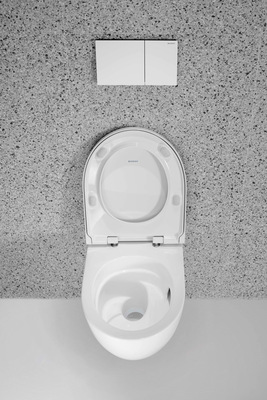 Auf der Geberit NahDran Tour 2023 wird das neue WC Geberit Acanto vorgestellt – mit raffiniert einfachem EFF3-Befestigungssystem und optimierter Spültechnik, die eine effiziente, leise und noch gründlichere Ausspülung ermöglicht. - © Geberit
