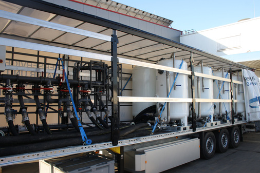 Blick ins Innere eines Orben Trailers: mobile Aufbereitung von Heizungs-, Kühl- oder Kreislaufwasser mit einer Einzelleistung von 10 bis 120 m 3 /h pro Einheit dank Umkehrosmose, Membranentgasung und Mischbettionenaustauscher.