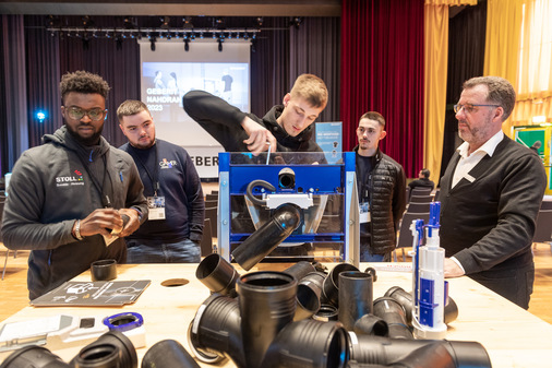 Auf der Geberit Nah-Dran-Tour 2023 erleben Installateure die Produktneuheiten an den Montagetischen.