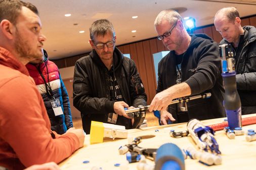 Die Besucher können sich von der effizienten und wirtschaftlichen Montage des Versorgungssystems Geberit FlowFit selbst ein Bild machen.