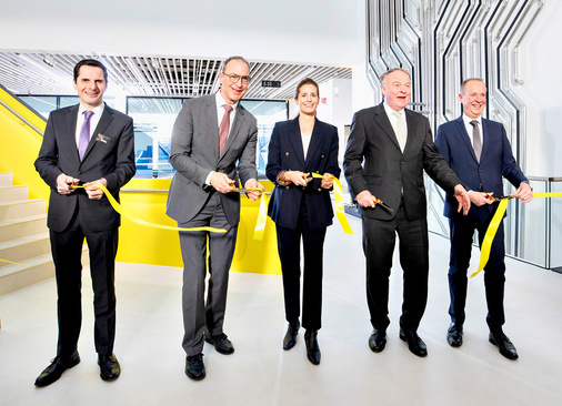 Bild 4 Offizielle Eröffnung der Viega World (v. l.). Christian Pospischil, Bürgermeister der Hansestadt Attendorn, Jochen Ritter, MdL NRW, Anna Viegener und Walter Viegener, Vorsitzende des Viega-Gesellschafterausschusses, und Theo Melcher, Landrat des Kreises Olpe. - © Viega
