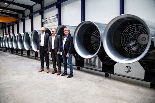 Derzeit produziert und liefert die Systemair GmbH 114 riesige Tunnelventilatoren für die Sanierung der Bahnstrecke zwischen Kassel und Fulda. Geschäftsführer Stefan Fischer (Mitte) freut sich über das tolle Projekt mit den Projektverantwortlichen Arthur Palmer (li.) und Reiner Kelch (re.).