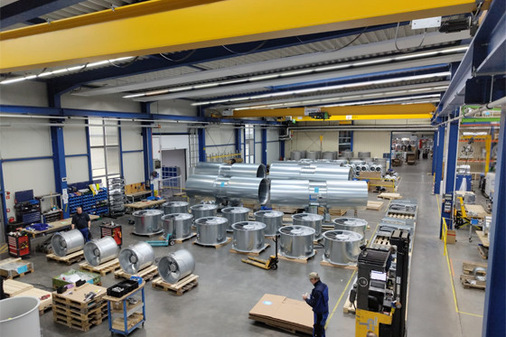 Der Blick in einen Teil der Produktionshalle bei Systemair zeigt die Größe und die logistische Meisterleistung zur Herstellung der insgesamt 114 bestellten Tunnelventilatoren.