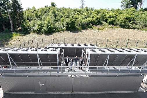 Auf dem Dach der Kühlanlage, v.l.: Fabian Heuel, Division Manager Sales und Mitglied der Geschäftsleitung der technotrans solutions GmbH, Florian Franze, Projektingenieur Versorgung bei Otto Fuchs, Nico Küls, Geschäftsführer der technotrans solutions GmbH, Victoria Gebhardt, Projektingenieurin Gießerei.