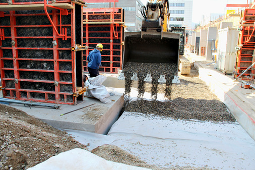 Bild 6 Die Grube wurde abschließend mit einem Sand-Kies-Gemisch verfüllt.