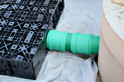 Bild 5 Das Niederschlagswasser wird aus einem Substratfilter mit einer DN-250-Anbindung in die flache Versickerungsanlagen geleitet.