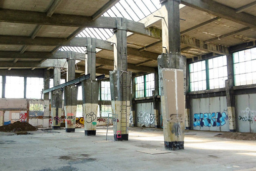 Blick ins Innere der Panzerhalle vor Beginn der Sanierungsarbeiten.