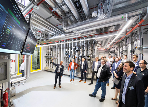 In der „Viega World“ können alle relevanten Betriebsdaten in Echtzeit nachvollzogen werden; hier in der Technikzentrale, in der die regenerativen Energien aus Wärmepumpe, Nahwärme und Fotovoltaik zusammenfließen. - © Viega
 In der „Viega World“ können alle relevanten Betriebsdaten in Echtzeit nachvollzogen werden; hier in der Technikzentrale, in der die regenerativen Energien aus Wärmepumpe, Nahwärme und Fotovoltaik zusammenfließen.