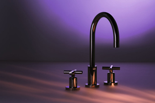 Dornbrachts Oberflächen zeichnen sich durch Brillanz und Farbtiefe aus. Hier zu sehen: Tara in Dark Chrome. - © Dornbracht /  Foto: Johannes Bauer
 Dornbrachts Oberflächen zeichnen sich durch Brillanz und Farbtiefe aus. Hier zu sehen: Tara in Dark Chrome.