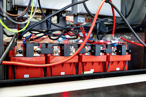 Bild 4 Batteriespeicher, die während der Simulationen ge- und entladen werden. - © Heike Fischer / TH Köln

