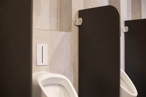 Die Tecefilo Urinalelektronik in Weiß schließt auch in den öffentlichen Sanitärräumen die hochwertige Technik hinter der Wand ab. - © Maren Schabhüser
