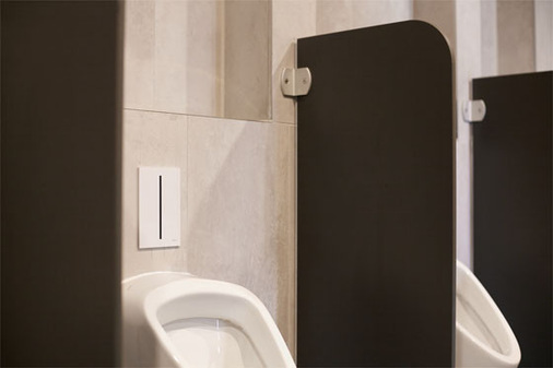 Die Tecefilo Urinalelektronik in Weiß schließt auch in den öffentlichen Sanitärräumen die hochwertige Technik hinter der Wand ab.