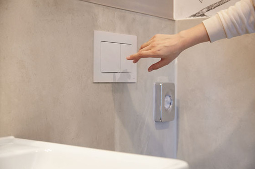 Zur hochwertigen Ausstattung der Sanitärräume zählen die Tecenow Betätigungsplatten in verbindendem Weiß.