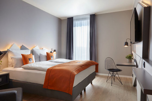 Das klare Design des Hotels kombiniert graue Grundtöne mit farbigen Elementen. - © Novum Hospitality
