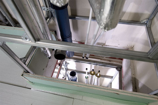 Blick auf die Verbindung zwischen zwei Etagen: Die Installationswände sind ausgerichtet, die Rohrleitungen müssen abschließend nur noch miteinander verbunden werden.