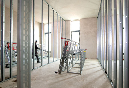 Der beispielhafte Einbau einer vorgefertigten Installationswand veranschaulicht, was ein schneller Baufortschritt bedeutet: Angeliefert um 9.30 Uhr, war sie bereits um 11 Uhr fertig aufgestellt.