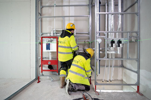 Vor Ort müssen die vorgefertigten Installationswände nur noch ausgerichtet, aufgestellt und angeschlossen werden.