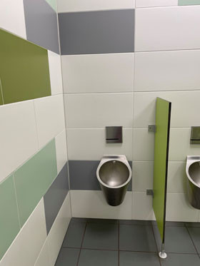 Mit der Urinalspülarmatur Tempomatic 4 kann dank des exklusiven Stoßzeit-Programms in Schulpausen der Wasserverbrauch optimiert werden. - © Delabie
