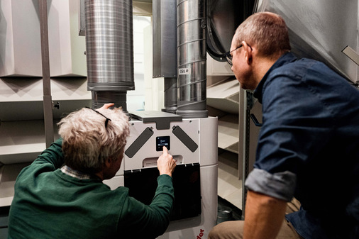 In zahlreichen Messvorgängen ermitteln Zehnder-Experten den Schalldruck, der durch den Betrieb der Lüftungssysteme entsteht. Im Gegensatz zur berechneten Schallleistung, die auch in den meisten Datenblättern angegeben wird, entspricht der gemessene Druck dem vom Menschen tatsächlich empfundenen Schall und ist damit für die Praxis um einiges relevanter.