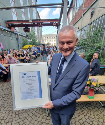 Der Hauptgeschäftsführer der IHK Siegen, Klaus Gräbener, verlieh Aquatherm auf dem Mitarbeiterfest die IHK-Ehrenurkunde für 50 Jahre erfolgreiche unternehmerische Tätigkeit. - © Aquatherm
