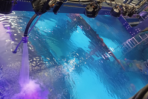 Warmes Wasser fließt aus der Heizzentrale über Schläuche zurück ins Ozeanbecken.