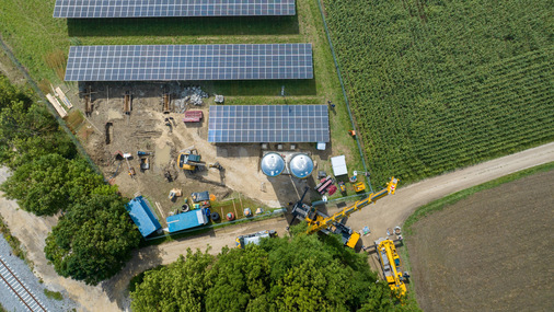 Unmittelbar neben der Stromquelle werden die Fundamente für das Wärmepumpensystem vorbereitet.