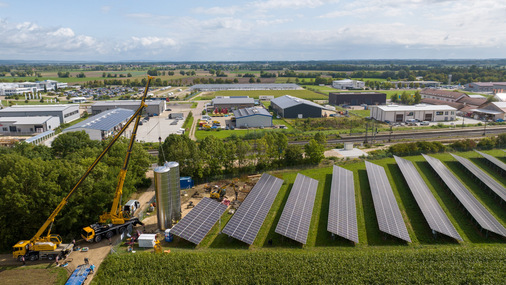 Anlieferung und Aufstellung der beiden 84-m³-Pufferspeicher. Sie speichern künftig die von der Wärmepumpe in Kombination mit der Photovoltaik-Freiflächenanlage erzeugte Wärme für Tageszeiten, in denen keine oder nur wenig Sonne scheint. - © GP Joule
