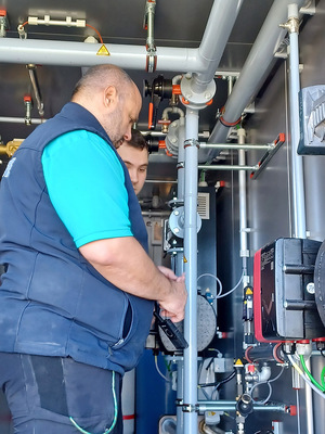 Ein Mitarbeiter des Sea Life Konstanz erlernt die Bedienung der mobilen Heizzentrale von Hotmobil.