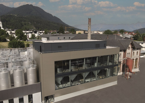 Außenansicht der Brauerei Frastanz mit Gär- und Lagerkeller im Vordergrund. Die Brauerei begann 2021 eine grundlegende Modernisierung, die auf der Technikseite fast einem Neubau gleichkommt. Sie wird in der zweiten Hälfte des Jahres 2023 abgeschlossen sein und die Kapazität auf 80 000 Hektoliter steigern. 