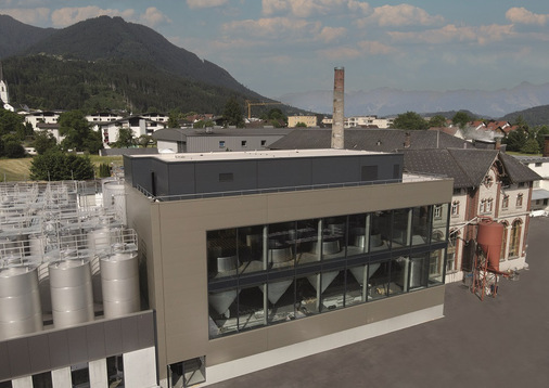 Außenansicht der Brauerei Frastanz mit Gär- und Lagerkeller im Vordergrund. Die Brauerei begann 2021 eine grundlegende Modernisierung, die auf der Technikseite fast einem Neubau gleichkommt. Sie wird in der zweiten Hälfte des Jahres 2023 abgeschlossen sein und die Kapazität auf 80 000 Hektoliter steigern. - © Grünbeck
