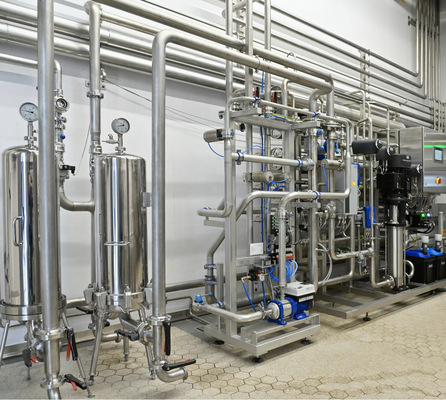 Mit wenig Aufwand keimfrei: Um den Arbeitsaufwand und den Chemikalieneinsatz bei der Desinfizierung der Wasseraufbereitung zu minimieren, ließ die Brauerei Frastanz von der Firma Grünbeck eine Anlage zur thermischen Sanitisierung (links im Bild) installieren. Dabei zirkuliert rund 80 °C heißes Wasser durch die Anlage.