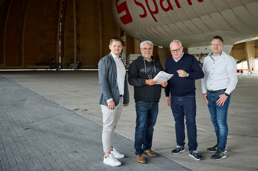 WDL-Geschäftsführender Gesellschafter Frank Peylo (2.v.re) und WDL-Marketingleiter Daniel Dreier (re.) haben sich im Vorfeld des Projektes eng mit den Arbonia-Vertriebsprofis Christian Lutz (li.) und Udo Fröhlig ausgetauscht, wie über das Deckenstrahlsystem Cross die Wärmelast im Hangar gleichermaßen effizient und optisch ansprechend, aber auch wirtschaftlich zu realisieren werden könnte.