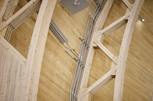 Die Anbindung der Cross-Kaskaden an die beiden Heizkreise erfolgte ganz einfach über Flexschläuche