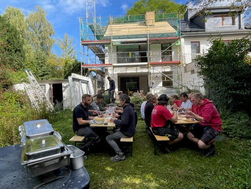 Beim gemeinsamen Mittagessen erörterten und lösten die Handwerker der verschiedenen Gewerke auftauchende Probleme direkt. - © Ronald Meyer
