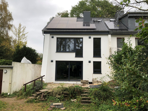 Musterbaustelle und Musterbeispiel: Wärmepumpe und PV-Dach wurden installiert, Dämmung in Dach und Fassade angebracht und die Fenster ausgetauscht. In der kurzen Bauzeit wurde außerdem die komplette Haustechnik modernisiert, drei neue Bäder eingebaut und neuer Wohnraum im Dachgeschoss geschaffen. Und das alles in 22 Tagen!