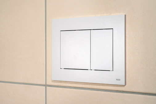 Die Betätigungsplatte Tecenow in Weiß schließt die Technik von Tece hinter der Wand nach vorn hin ab.