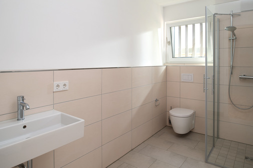 Hochwertige Ausstattung ist in den Badezimmern verbaut. Hinter der Wand des WCs steckt die Technik von Teceprofil. - © Matthias Ibeler
