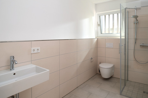 Hochwertige Ausstattung ist in den Badezimmern verbaut. Hinter der Wand des WCs steckt die Technik von Teceprofil.